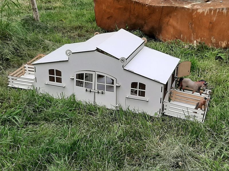 Деревянная детская конюшня и загон для лошадей конструктор пазл из фанеры с ящиками, кормушками и инвентарем 55 фото