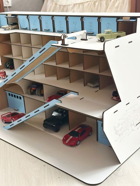 Деревянная парковка для машинок Hot Wheels | Паркинг на 50 гаражей с двумя спусками и шлагбаумом 53а фото
