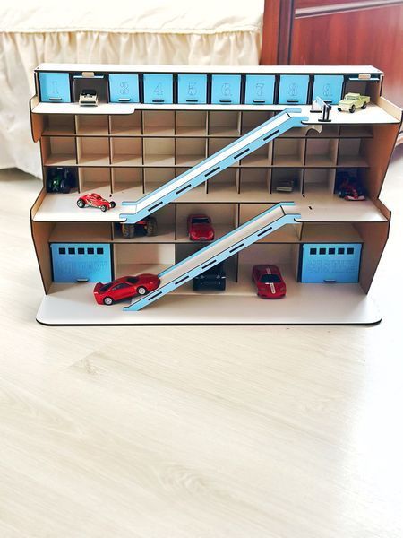 Деревянная парковка для машинок Hot Wheels | Паркинг на 50 гаражей с двумя спусками и шлагбаумом 53а фото