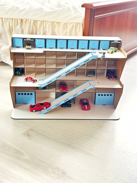 Деревянная парковка для машинок Hot Wheels | Паркинг на 50 гаражей с двумя спусками и шлагбаумом 53а фото