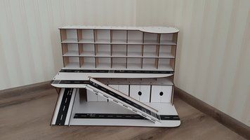 Детская деревянная самосборная парковка с гаражами, трек и площадка для вертолета, паркинг для машин 43 фото